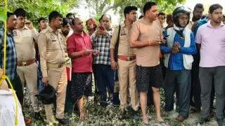 Breaking News Mainpuri, Kurawali Bagiya Suicide Case: 20-Year-Old Youth Hangs Himself From Kanj Tree Breaking News Mainpuri