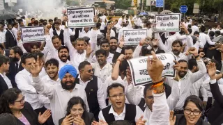 Delhi Lawyers Protest : Lawyers protest against V.K. Saxena