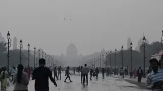Toxic Smog Chokes Delhi, Travel Hit as Air Quality Worsens Toxic Smog Chokes Delhi