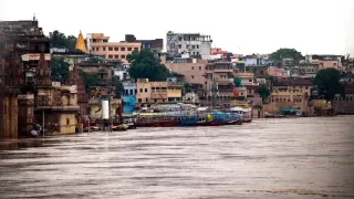 उत्तर प्रदेश में बाढ़ का कहर: 13 जिलों में संकट