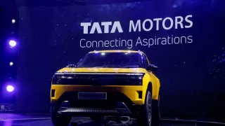 Why Tata Motors Share Price Dropped By 40% – Why You Should Not Worry?
