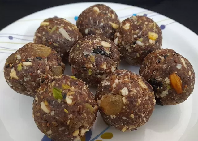 Ragi Laddoo With Dates