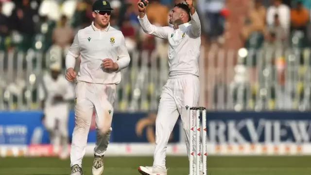 Simon Harmer, Keshav Maharaj