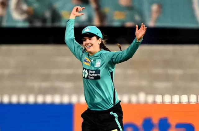 Brisbane Heat Women Charli Knott batting