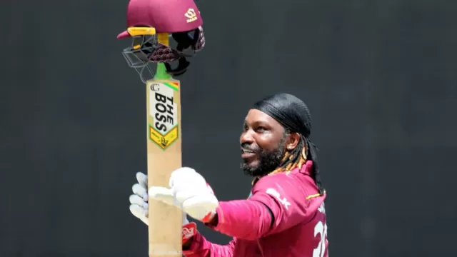 Chris Gayle powers back to form as