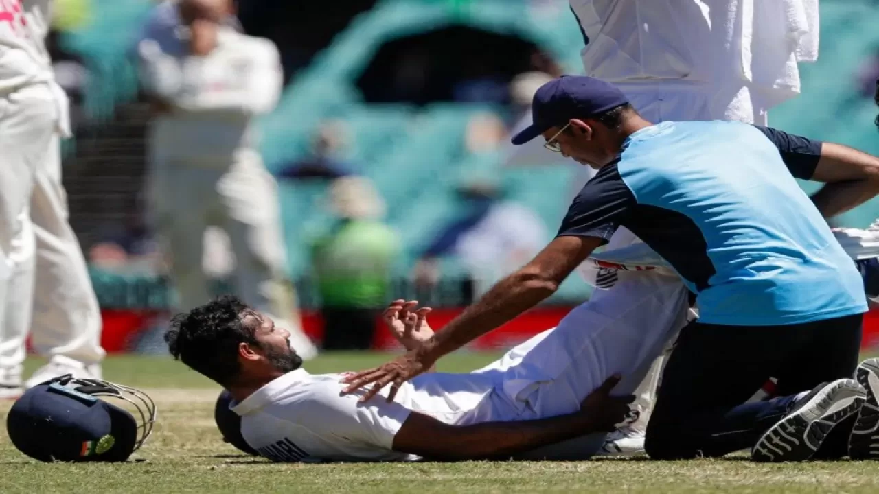 hanuma vihari stands with one leg at the scg