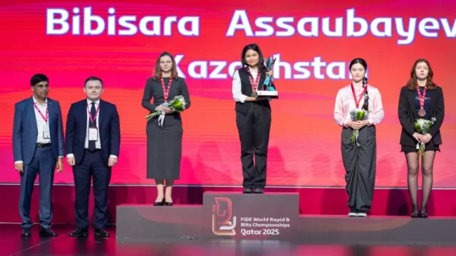 magnus carlsen and bibisara assaubayeva win blitz crowns 1