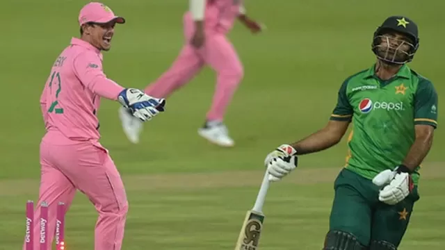 Quinton de Kock distracts Fakhar Zaman to