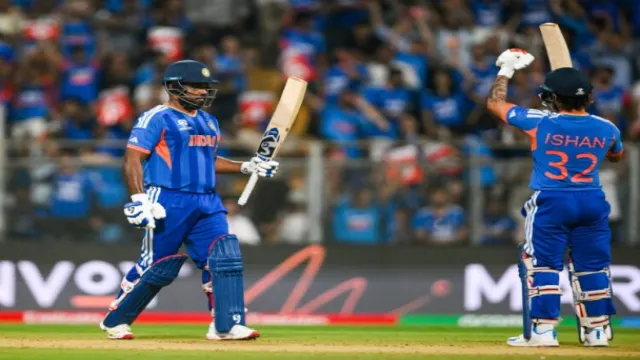 ranbir kapoor alia bhatt with raha at wankhede semi viral 4