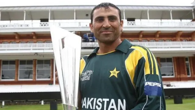 younis khan trophy