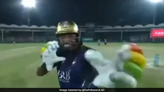 PSL में विस्फोटक पारी खेलने के दौरान लाइव मैच में ऐसे डांस करने लगे क्रिस गेल, वायरल हुआ Video
