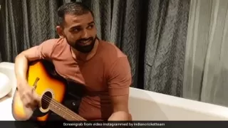 दीपक चाहर ने दिखाया अपना अलग अंदाज, गिटार थामकर बने टीम इंडिया के 'Rockstar' ..देखें Video
