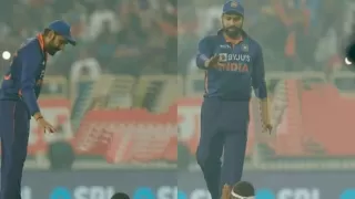 रोहित शर्मा का पैर छुने मैदान में घुसा फैन, दिया आशीर्वाद, देखें Video