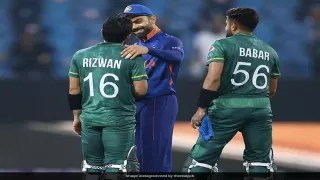 IND v PAK: भारत को हराने के बाद पाक खिलाड़ियों की खेल भावना, धोनी-कोहली के पास जाकर ली सलाह.. देखें Photos