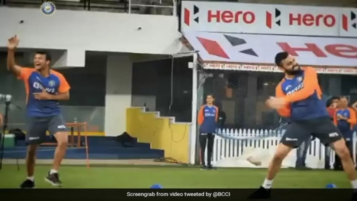 IND vs ENG: विराट कोहली ने यूं उतारी धोनी की नकल, देखें Video in Hindi News IND vs ENG: विराट कोहली ने यूं उतारी धोनी की नकल, देखें Video in Hindi