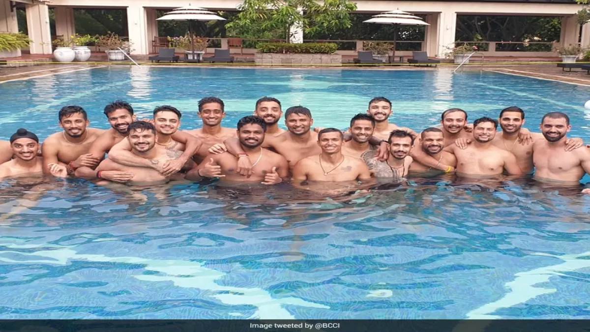 IND vs SL: क्वारंटीन समय पूरा कर पूल में मस्ती करते नजर आए भारतीय खिलाड़ी, देखें Photos in Hindi