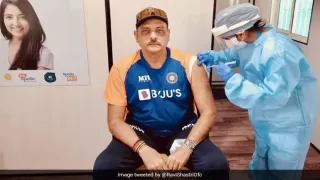 भारतीय टीम के कोच रवि शास्त्री ने लगवाई कोविड वैक्सीन की पहली डोज, वैज्ञानिकों को कहा धन्यवाद.
