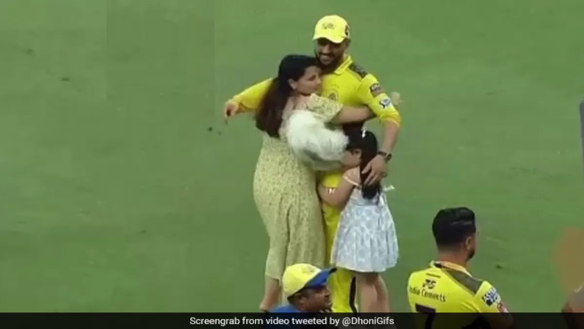 IPL 2021 Final: सीएसके की जीत के बाद धोनी से गले लगने दौड़ी चली आई साक्षी in Hindi News IPL 2021 Final: सीएसके की जीत के बाद धोनी से गले लगने दौड़ी चली आई साक्षी in Hindi