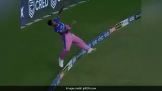 IPL 2021: मुस्‍ताफिजुर ने छक्के के लिए जा रही गेंद को रोकने के लिए खुद को बना लिया 'सुपरहीरो', मैक्सवेल भी चौंक गए- video