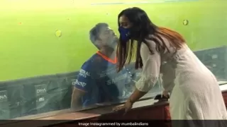 IPL 2021: RR से मिली जीत की खुशी में वाइफ को किस करने चले गए सूर्यकुुमार यादव, Photo ने जीता फैन्स का दिल