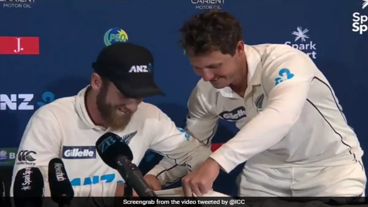 NZ vs PAK: कप्तान का ऑटोग्राफ लेने पहुंच गए विकेटकीपर देखें Video in Hindi