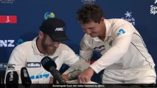NZ vs PAK: कप्तान का ऑटोग्राफ लेने पहुंच गए विकेटकीपर देखें Video