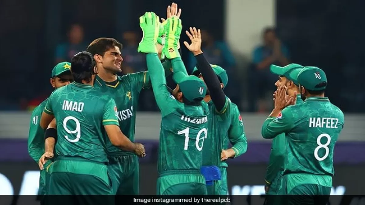 बाबर सेना को देखने के लिए सड़कों पर उतरे पाकिस्तानी फैंस, देखें Video in Hindi News बाबर सेना को देखने के लिए सड़कों पर उतरे पाकिस्तानी फैंस, देखें Video in Hindi