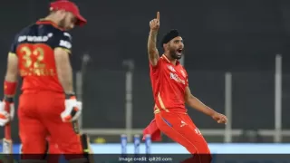 PBKS vs RCB: केवल 7 गेंद में पंजाब के गेंदबाज ने पलट दी बाजी, 3 धुरंधरों को अकेले ही निपटा डाला.