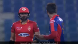 PSL 2021: मोहम्म्द आमिर की चालाकी भरी गेंद पर बल्लेबाज ने बैठकर मार दिया चौका, तो भड़क गया गेंदबाज- Video