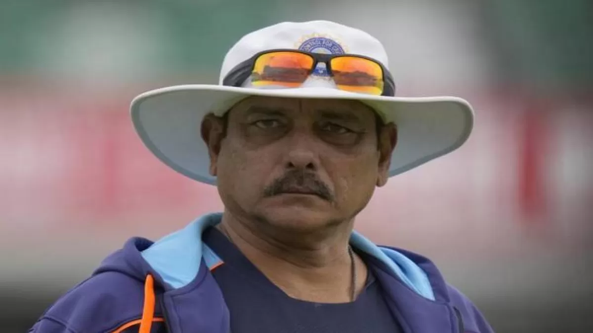 Ravi Shastri Covid Tests positive, three support staff members go into isolation in Hindi