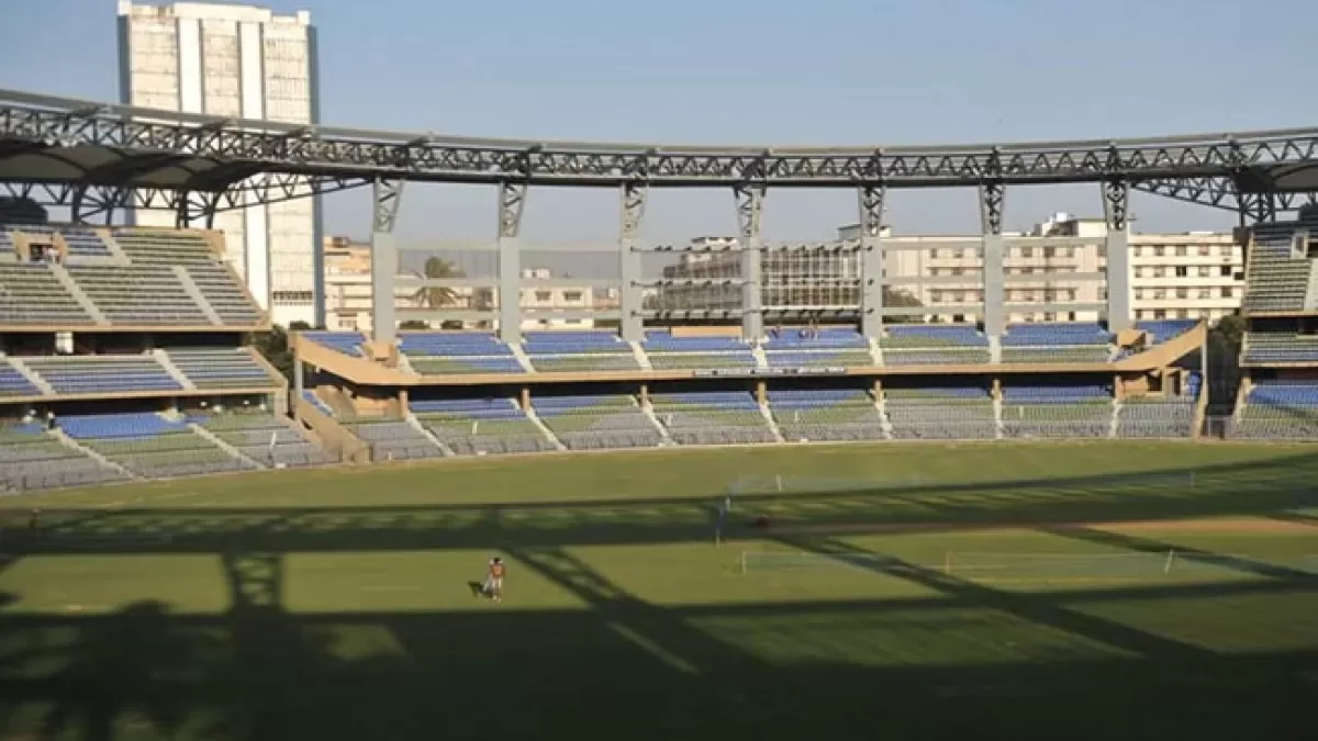 IPL 2021 पर COVID-19 का साया, वानखेड़े स्टेडियम के मैदानकर्मियों को हुआ कोरोना in Hindi