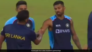 SL vs IND: हार्दिक पंड्या ने श्रीलंकाई खिलाड़ी का जीता दिल, बिना मांगे गिफ्ट में दिया अपना बल्ला- Video