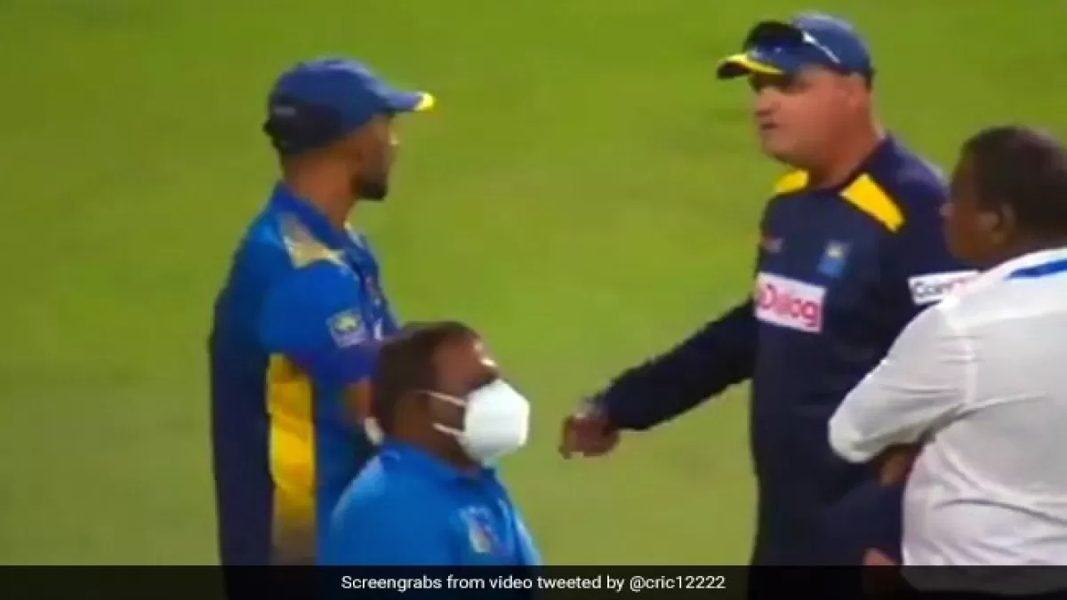 भारत से मिली हार से परेशान हो उठे श्रीलंकाई कोच, मैदान पर ही अपने खिलाड़ी से उलझे- Video in Hindi