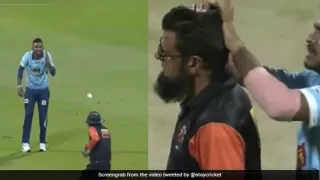 T10 :फील्‍डर के थ्रो से बच नहीं पाए अंपायर अलीम डार, सिर पर लगी चोट