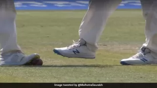 Video: इंग्लैंड खिलाड़ियों की अजोबोगरीब हरकत, बॉल को स्पाइक्स से घिसने की कोशिश करते पकड़े गए