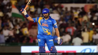 युवराज सिंह के बल्ले ने मचाया धमाल, जमाए 6 छक्के, स्टेडियम के चारो तऱफ गई गेंद..देखें Video