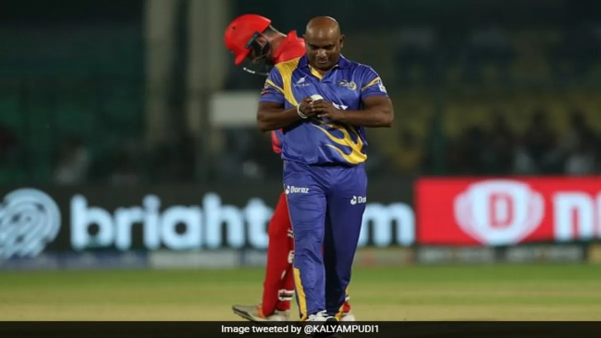 Again showed the magic of Sanath Jayasuriya, taking 4 wickets for 3 runs in Hindi News Again showed the magic of Sanath Jayasuriya, taking 4 wickets for 3 runs in Hindi