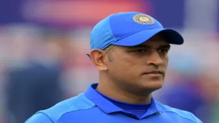 MS Dhoni केक काटकर महेंद्र सिंह धोनी ने मनाया 41वें बर्थडे का जश्न