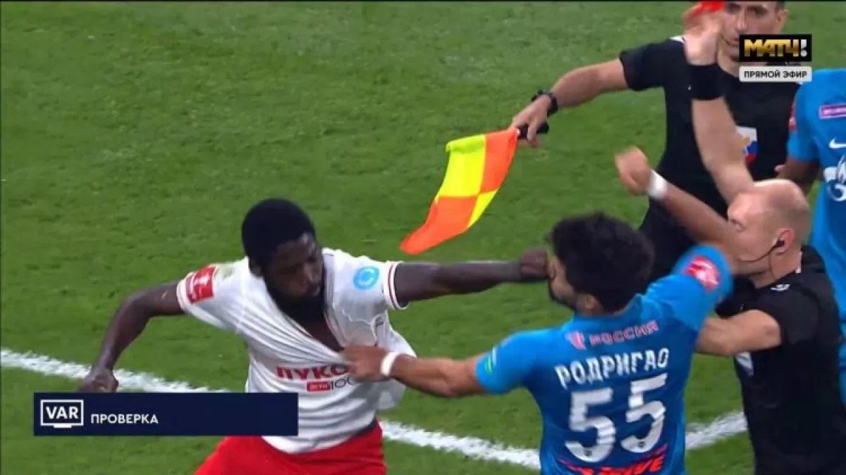 फुटबॉल खिलाड़ियों के बीच हुई मारपीट, जमकर चले लात-घूंसे, देखें video in Hindi