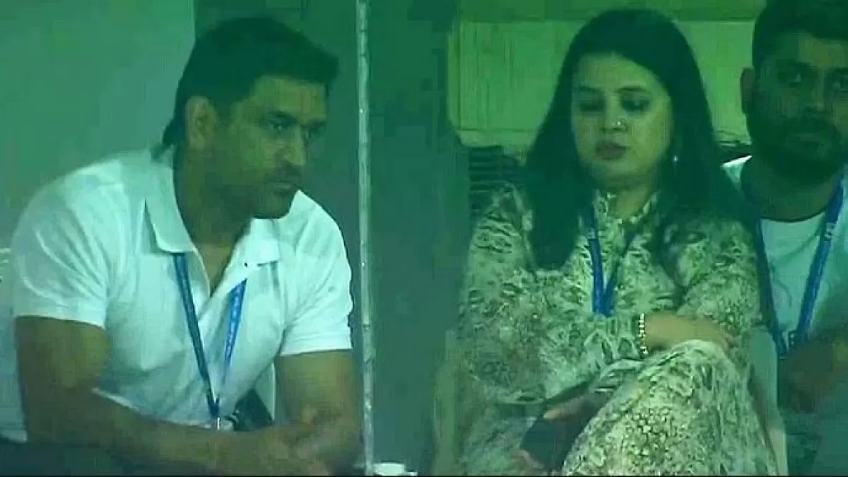 धोनी की एक झलक देख कर दीवाने हुए फैंस, पूरे स्टेडियम में धोनी धोनी की आवाज in Hindi News धोनी की एक झलक देख कर दीवाने हुए फैंस, पूरे स्टेडियम में धोनी धोनी की आवाज in Hindi