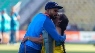 IND vs AUS, KS Bharath hugs his mother after Test debut