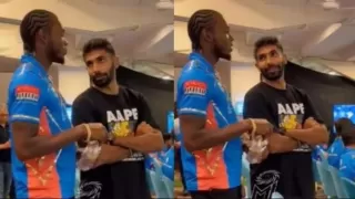 MI के तेज गेंदबाज जसप्रीत बुमराह और जोफ्रा आर्चर WPL 2023 फाइनल देखते हुए