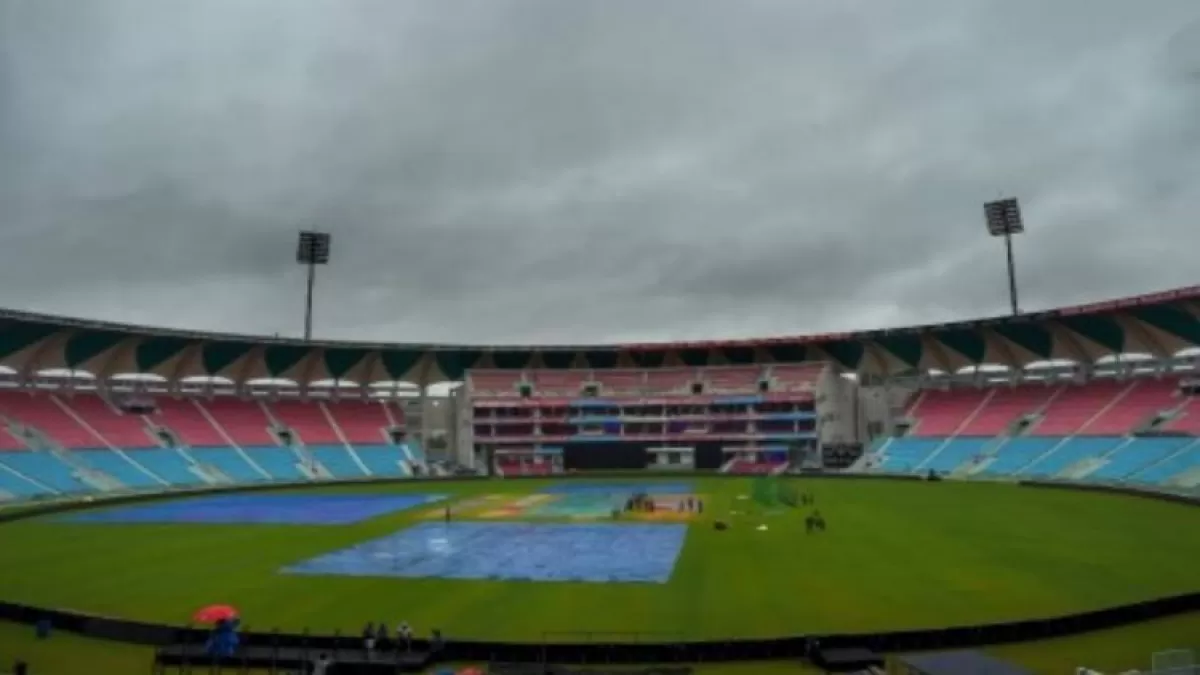 IND vs NZ - Pitch Curator of Ekana Cricket Stadium sacked in Hindi