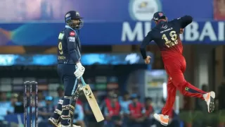 RCB vs GT Dream11 Prediction in Hindi, Playing 11, Pitch Report, Weather Report