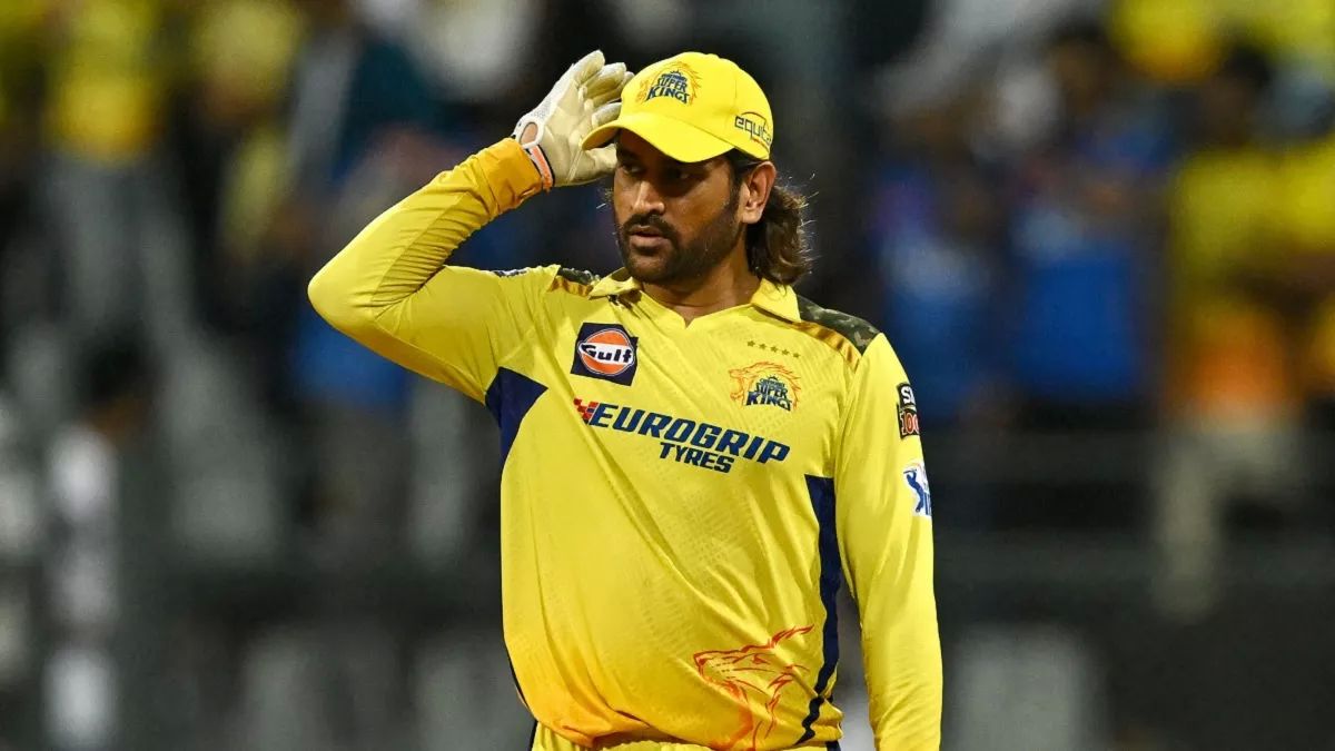 MS धोनी के रांची लौटते ही प्रशंसक उनकी एक झलक पाने के लिए बेताब थे। in Hindi