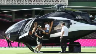 BBL 13: David Warner enters Sydney Cricket Ground via helicopter