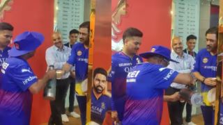 MS Dhoni Drinking Tea, RCB के ड्रेसिंग रूम के कुछ यूं हुआ थाला का स्वागत