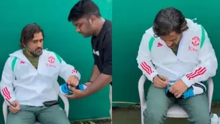 MS Dhoni Video: जूते पर दिया आटोग्रॉफ