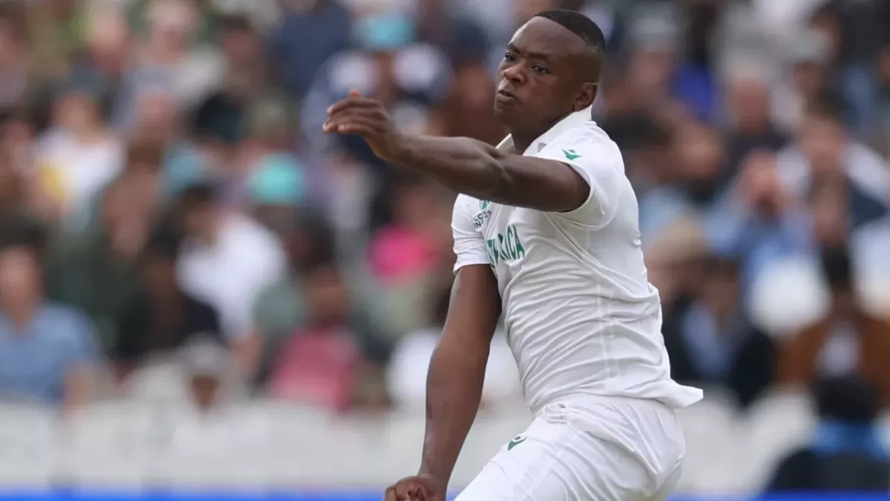 14 wickets fell on the first day at Lord's in Hindi