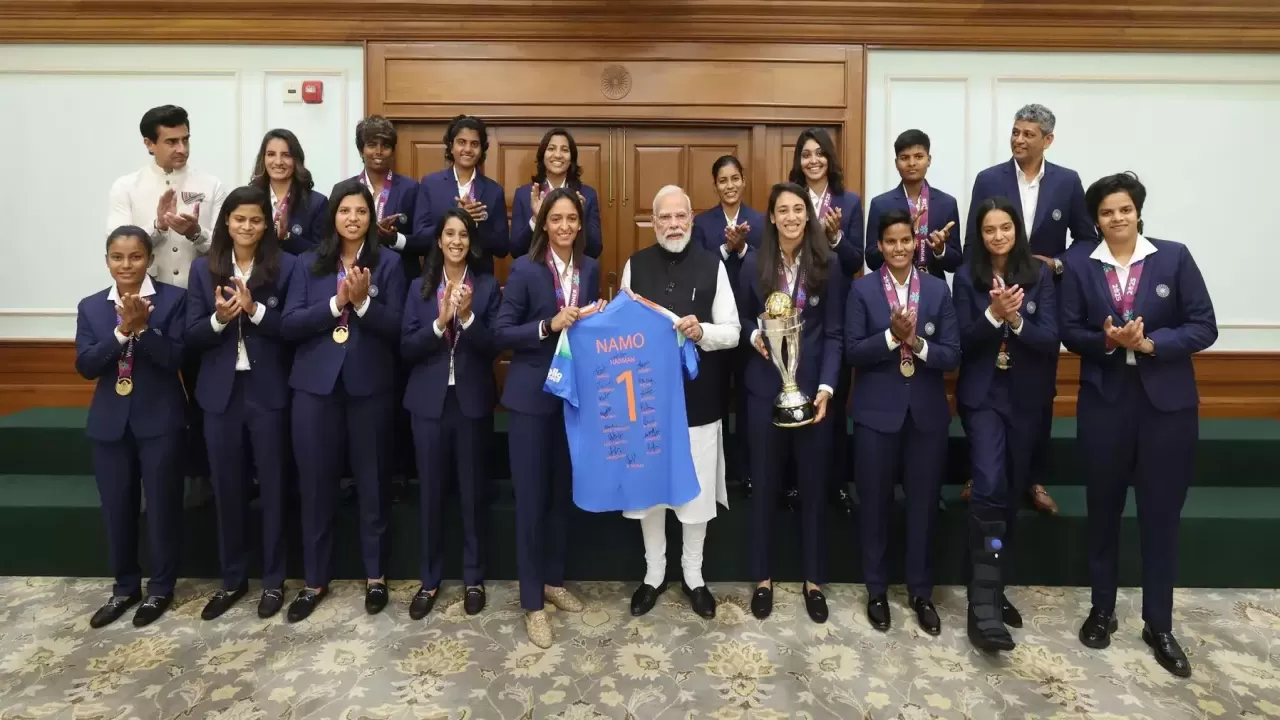 PM Modi met champion daughters and congratulated them on winning the World Cup. in Hindi